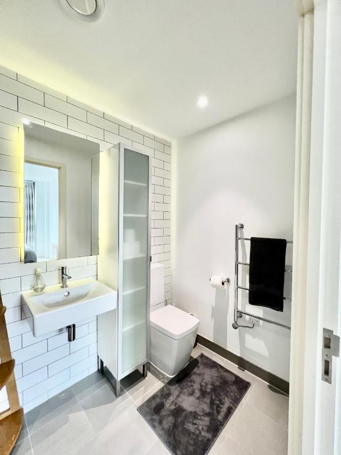 Luxury 2 Bedroom 2 Bathroom Apartment - London City Airport ภายนอก รูปภาพ