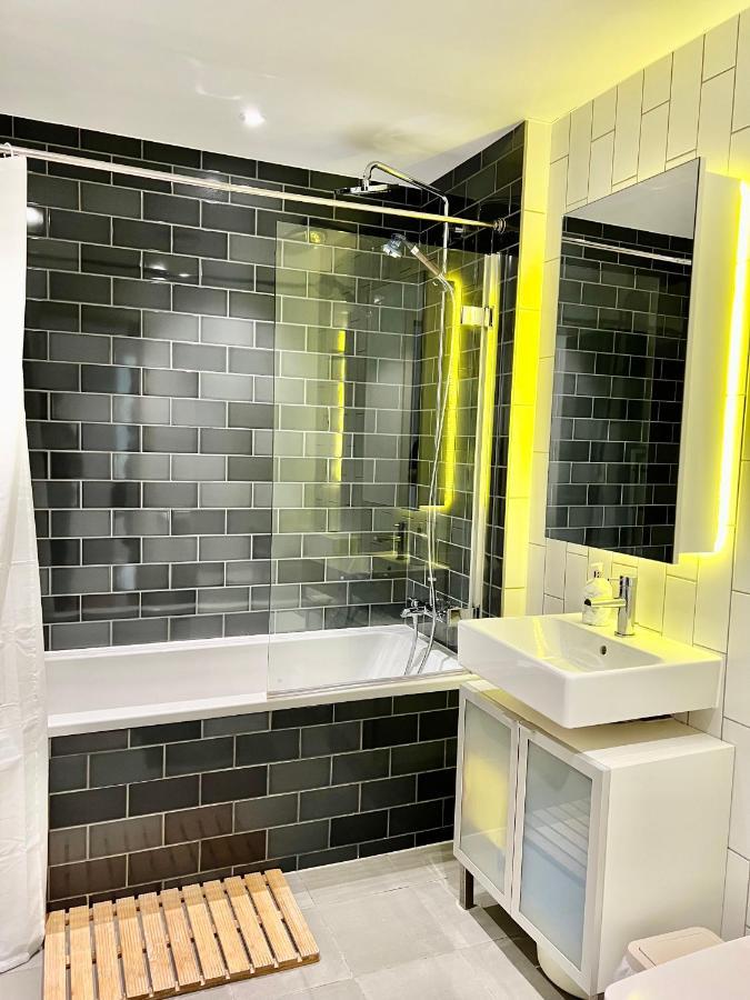 Luxury 2 Bedroom 2 Bathroom Apartment - London City Airport ภายนอก รูปภาพ